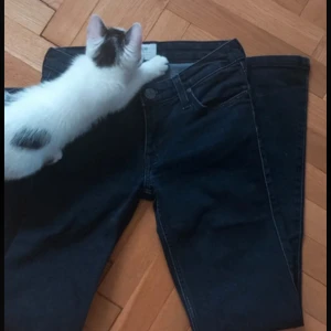 Lee jeans - Mått Längd 88 Bredd 34  Benbredd 18