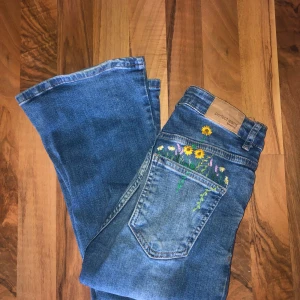 Broderade Bootcut Jeans🌸 - Blåa bootcut jeans från Gina Tricot med fina broderi detaljer på bakfickorna💕🌸🎀 Storlek S men de har lite stretch i sig💕 Väldigt bra skick!🌷🪷❣️