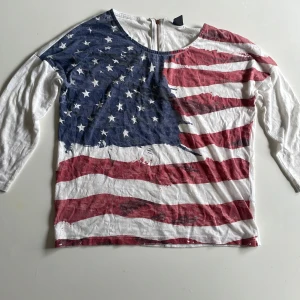 Tröja med amerikanska flaggan - En av mina före detta favorit tröja. Sparsamt använd. Skönt material. Passar slut bra till jeans. Stl S.