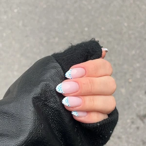 Depend gel iq - Hej! Säljer ett depend gel iq kit. Toplack, baslack, uv lampa, bortagningskit och de två färgerna på bild medföljer. Cleaner medföljer inte men handsprit fungerar lika bra! 