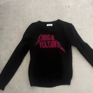 Zadig Voltaire tjocktröja - Svart Zadig Voltaire tröja i bra skick. Knappt använd. Barnstorlek