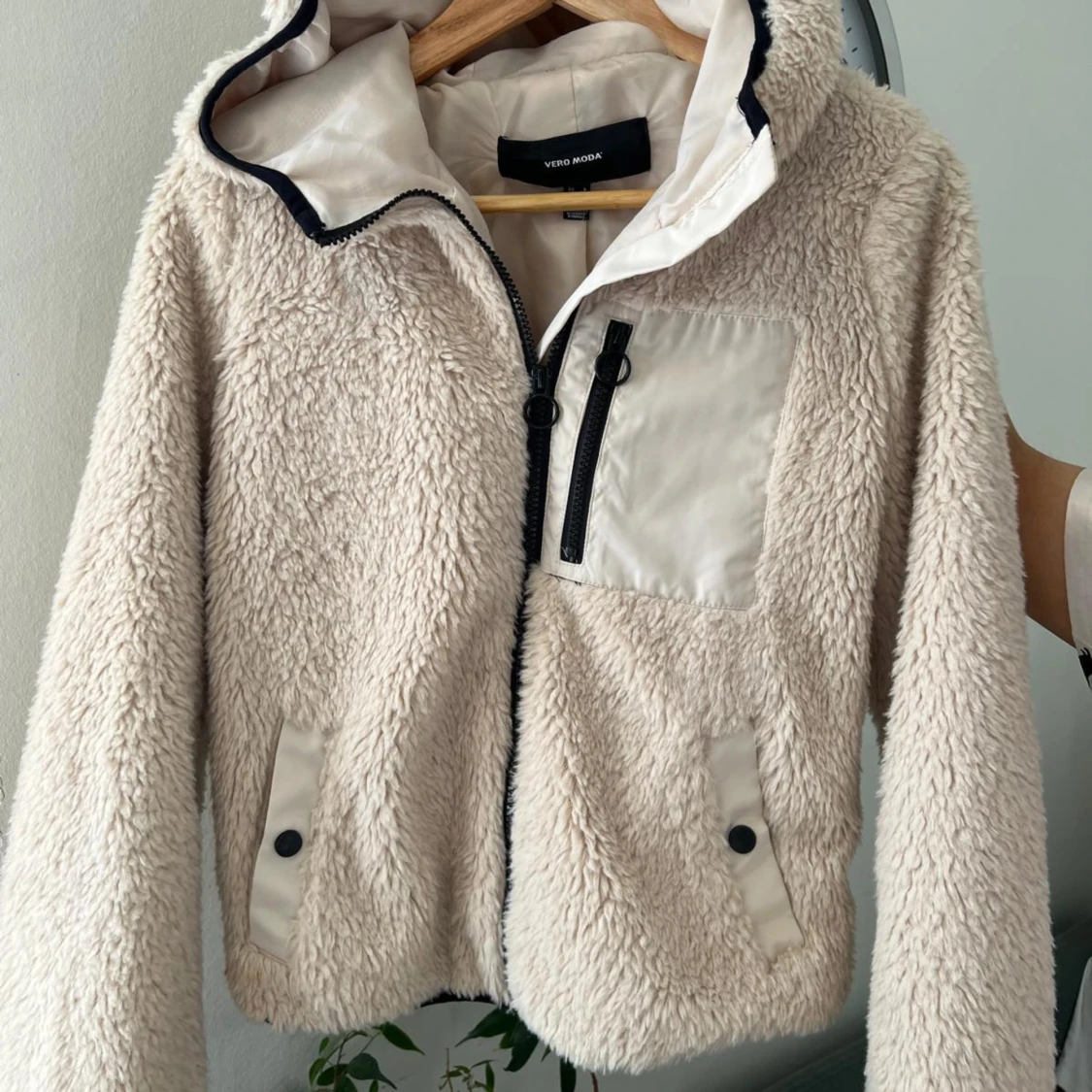 Beige teddyjacka från Vero Moda