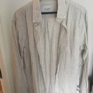 Les Deux skjorta - En skjorta från Les Deux i Storlek L, använd ett fåtal gånger. Skrynklig på bilderna!