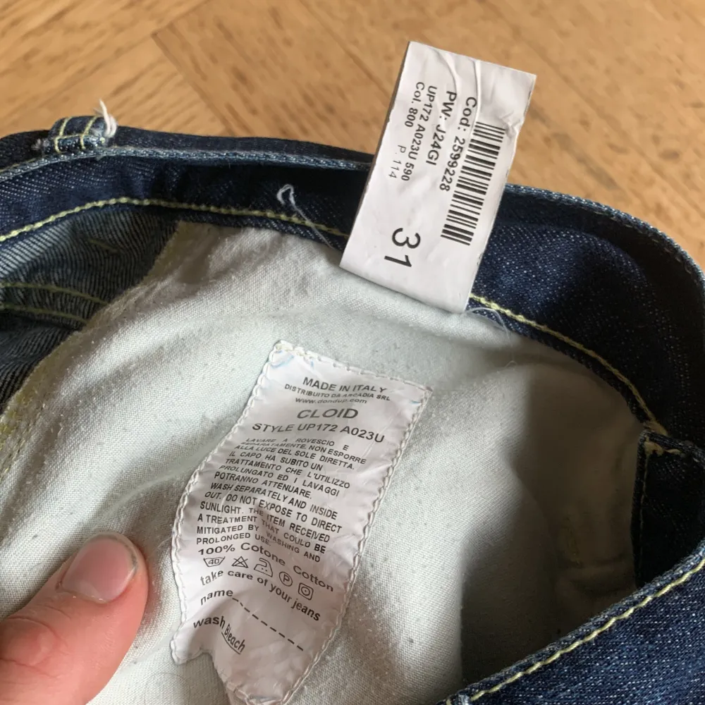 Tja, säljer nu dessa dondup jeans. De är i grymt skick och passar bra nu till höst/vintern då jeansen är lite mörkare| Jeansen har en dubbelficka viket gör att du sticker ut till skillnad från de flesta andra jeansen.  MVH. Jeans & Byxor.