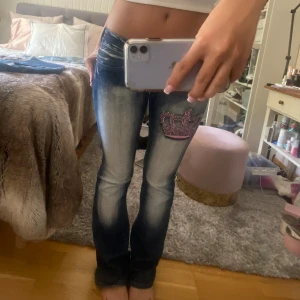 Super low waist bootcut byxor!! - Jag säljer dessa jätte fina jeansen eftersom de tyvärr inte kommer till användning. Jeansen är i jätte bra skick dock så har många diamanter trillat av jeansen som man ser på bilden. Dm om du har frågor!!💕💕