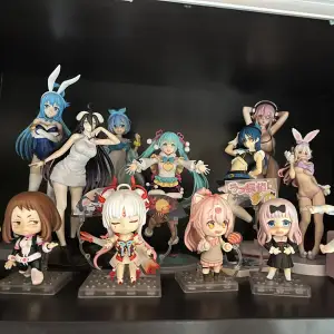 Diverse anime figurer & nendoroids i utmärkt/bra skick. Kom med prisförslag! Obs! De flesta kommer med lådor med några undantag (fråga om ni vill veta). Alla är äkta lisenserade figurer.   OBS! Några har blivit sålda, fråga för att veta vilka. 