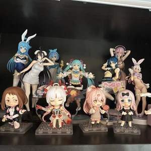 Anime figurer - Diverse anime figurer & nendoroids i utmärkt/bra skick. Kom med prisförslag! Obs! De flesta kommer med lådor med några undantag (fråga om ni vill veta). Alla är äkta lisenserade figurer.   OBS! Några har blivit sålda, fråga för att veta vilka. 