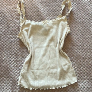 Beige linne - Beige linne med rosett. Fint skick. Är S men sitter mer som en XS. Är osäker på priset, kanske höjer eftersom jag älskar det här linnet😭