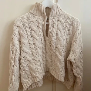 kabelstickad tröja na-kd  - kabelstickad tröja från na-kd, har ett ihop sytt hål på ena axeln se bilder