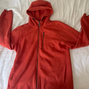 Sail Racing tröja - Jag säljer min Sail Racing tröja för jag har växt ur den. Den är i ny skick, använd sparsamt få gånger. Den är äkta, köpt för 1500kr säljer den nu för 399kr. Kontakta mig vid intresse.