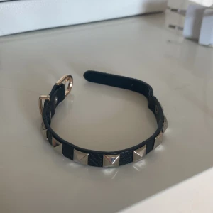 Svart nitarmband  - Säljer detta nitarmbandet som är köpt här på plick Kontakta mig privat vid intresse eller frågor 💓💓