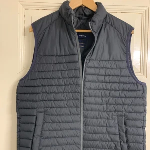 SOM NY Jack and Jones premium jacka/bodywarmer (L) - Tjena! Nu säljer jag denna as feta Jack and Jones västen som knappt har blivit använd. Den är i nyskick och i storlek L. Jag säljer den på grund av att den tyvärr är för stor för mig. Den är varm, stilig, vattentät och av super kvalitet. Kanonpris!