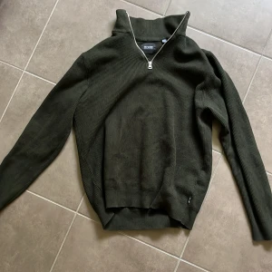 Half zip - Grön half zip från Only & Sons i gott skick Skick:9/10