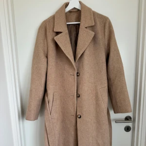 Kappa - Beige kappa från & other stories. Knappt använd så i väldigt bra skick🥰