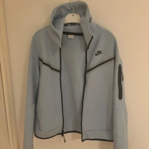 Nike Tech Fleece - Säljer nu min Nike Tech Tröja som är riktigt fräsch och en riktigt fin ljusblå färg. Hör av er vid fler frågor ✌🏻
