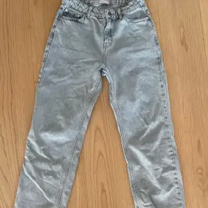 9/10 snygga ljusblå jeans