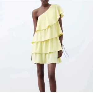 Zara volang klänning gul 💛🌼💕 - Hej! Säljer denna super fina och slutsålda volang klännig fårn zara. Klänningen är helt som ny då den använts fåtal ggr. För mer info tex bilder kontakt privat 💛🌼💕