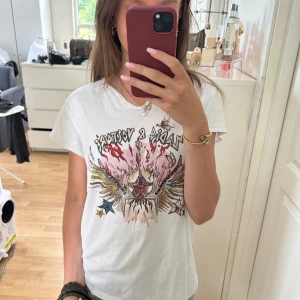Fin Zadig T-shirt  - Säljer denna fina Zadig tröjan då den inte kommer till användning har några små defekter men inget som syns när den sitter på! Priset går att diskutera❣️❣️