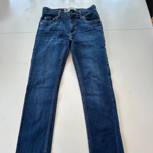 Levis 511  - Fint skick, använda några gånger bara. Passar fint på personer mellan 160-165. Storlek A12