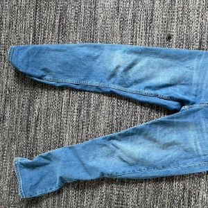 Levis 512 blå jeans - Säljer ett par Levis authentic straight jeans i blått. De har en straight passform och är tillverkade i denim. Perfekta för hösten. De är i mycket bra skick, Tveka inte att ställa frågor kring fler bilder osv. :)