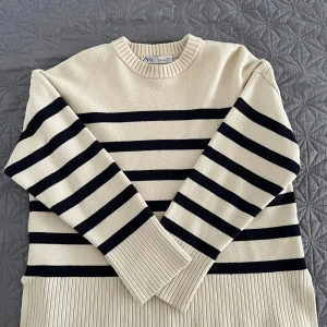 Stickad tröja från Zara - Väldigt fint skick. Storlek M