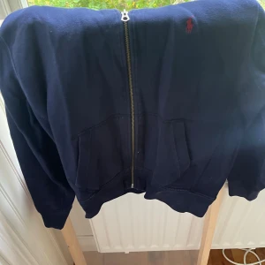 Ralph Lauren Zip Hoodie  - En gammal zip hoodie som bara ligger och drar. Priser kan diskuteras för delar oss båda!