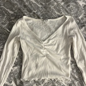 Vit blus - Säljer en tröja/ blusnfrån monki som ej kommer till användning. Fint skick använd 1-3 gånger