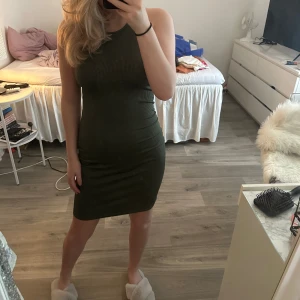 Grön klänning - Grän klänning i strl xs💕