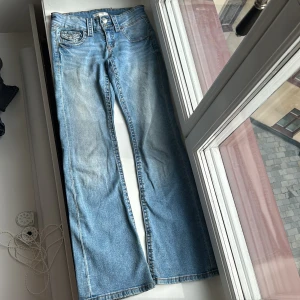 Gina tricot Young jeans  - Använder inte så mycket är lite korta för mig. Inte använt mer än 5 gånger. Är i bra skick 💗