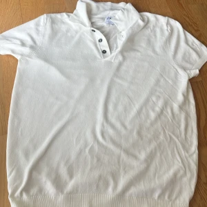 Stickad t-shirt från zara - En snygg stickad t-shirt från Zara i storlek small. Använd två gånger, säljs pga ingen användning. 🌸 skriv för flera frågor. Nypris 300kr