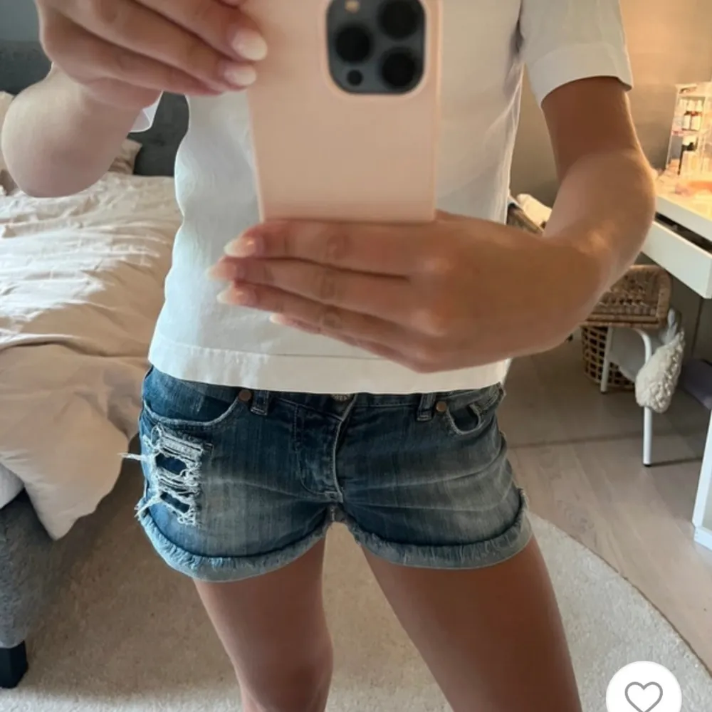 Lånade bilder från förra ägaren, säljer pga att de var för små. Storlek ca 34. Shorts.