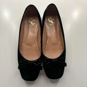 Ballerina med rosett - För små för mig, köpta second hand!