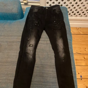 Svarta jeans med vita fläckar - Svarta jeans med vita fläckar, kings Will dream 