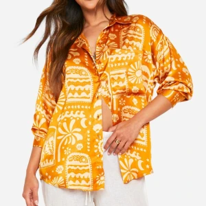 Satin skjorta - Helt ny med prislapp