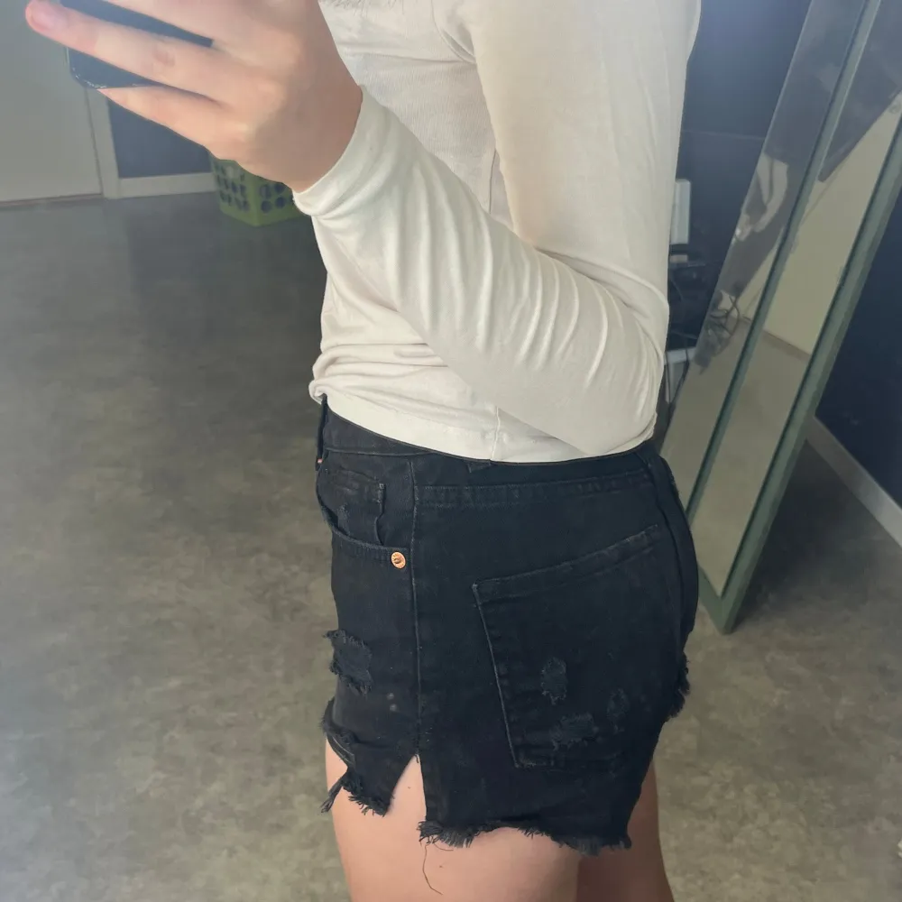 Säljer ett par svarta jeansshorts från FB Sister i storlek XS. shortsen är i fint skick!. Shorts.