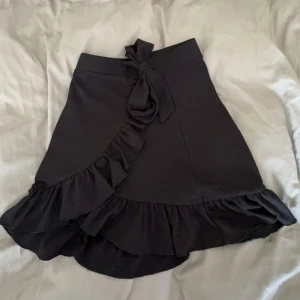 Kjol - Säljer denna supergulliga kjol från gina då den inte kommer till användning längre. Kjolen är i ett bra skick!!💞