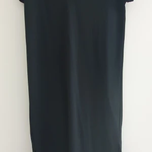 Klänning  - Svart klänning med v-ringning. Aldrig använd