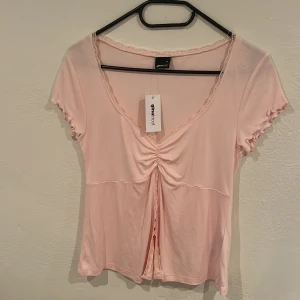 Tshirt  - Säljer denna jättefina toppen ifrån Gina som är helt oanvänd med prislappen kvar. Köpt för 259. 