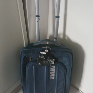 Thule resväska Kan även transformeras till ryggsäck.Har speciellt fack till solglasögon så dom är skyddade kan även transformeras till ryggsäck och har 25års qvalitets garanti.Höjd 103cm med utfälld handtag 60cm när det är nedfällt.Bredd 36cm - Thule resväska Kan även transformeras till ryggsäck.Har speciellt fack till solglasögon så dom är skyddade kan även transformeras till ryggsäck och har 25års qvalitets garanti. Höjd 103cm med utfälld handtag 60cm när det är nedfällt. Bredd 36cm