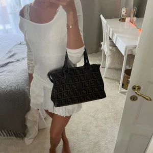 Fendi väska  - Säljer min Fendi väska modell från 70-talet, köpt på Vestiaire för 3200kr, skriv för fler bilder! 💕pris kan diskuteras 