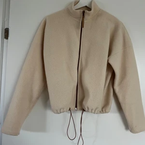 Fleecetröja  - Jättefin och skön fleecetröja som är perfekt till hösten 🍁. Tröjan har en dragsko i midjan som gör att man kan justera hur mycket tröjan ska sitta åt. Tröjan är använd men är ändå i bra skick. ☁️