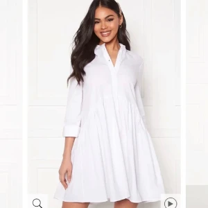 Klänning från only  - Vit klänning från only i storlek 34/xs