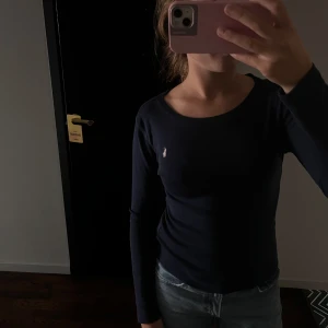 Ralph Lauren tröja  - Supersnygg tröja från Ralph Lauren. Från barnavdelningen men passar mig som har S. Nypris ca 700kr.