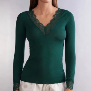 Intimissimi tröja Grön - Grön intimissimi tröja med spets! Så fin och använd Max 3 gånger. 