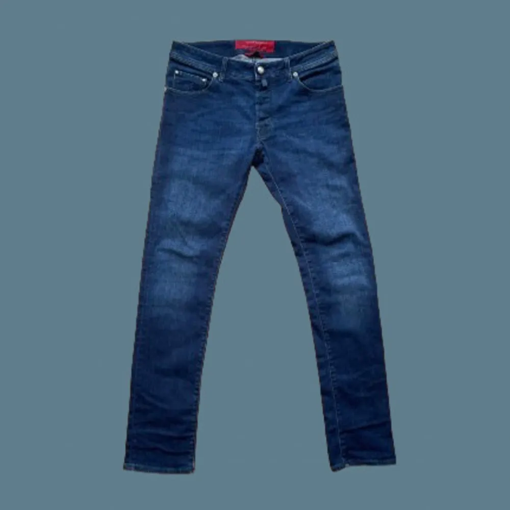 Tja, säljer ett par feta mörkblå Jacob Cohen Jeans | passformen på byxorna är slimfit | storleken är 33 | byxorna är lätt använda och i bra skick 9/10 | nypris är cirka 5000 kr, vårt pris 1399 kr | hör av dig vid frågor eller funderingar 💯. Jeans & Byxor.