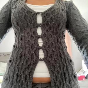 Cardigan  - Supersnygg tröja från zara och är supersnygg på och säljer pga inte kommer till användning💕💕nyskick och nypris 459 kr och pris kan diskuteras😊😊
