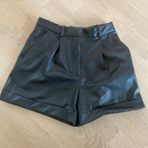 Skinnshorts  - Säljer dessa helt nya skinnshortsen från zara med prislappen kvar. Endast testade.