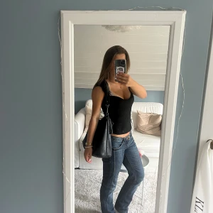 Surifrey väska  - Svart handväska som mycket får plats i! Väskan är i gott skick och köptes för 1000kr nypris💕Pris kan diskuteras