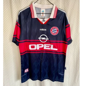 Fc Bayern München Football Jersey  - Fc Bayern München Football hemmatröja säsong 1996/1997 med Icone Matthäus på rygg 