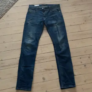 Replay jeans blåa stl 30.  Namnet på dessa jeans är Rocco. Dessa jeansen är ”comfort fit”.  Sparsamt använda och inga fläckar eller skador. Köpt på NK i Göteborg.